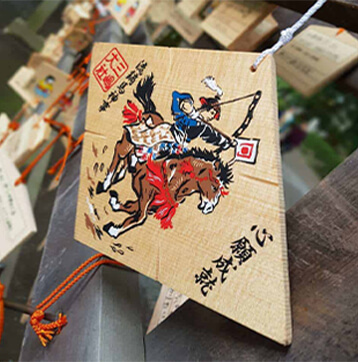 Thẻ Ema và tượng ngựa thiêng trong các ngôi đền. Ảnh: Voyapon